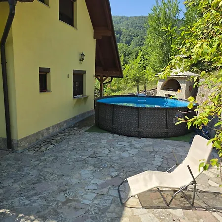 Apartment Vikendica Raj U Lohovu