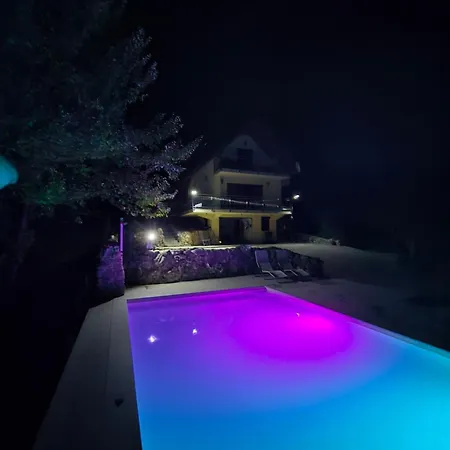Raj U Lohovu, ,pool -odmor Nedaleko Od