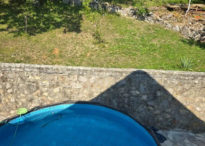 Apartment Vikendica Raj U Lohovu